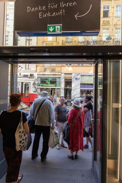 Lidl Supermarkt (ehem. Generali Foundation): Collective Exhibition for a Single Body – The Private Score (Kontakt Stiftung & TQW, 28.6.2019, Final Day) https://esel.at/termin/101972 | Foto: eSeL Foto: eSeL.at - Lorenz Seidler