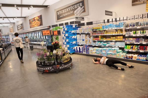 Lidl Supermarkt (ehem. Generali Foundation): Collective Exhibition for a Single Body – The Private Score (Kontakt Stiftung & TQW, 28.6.2019, Final Day) https://esel.at/termin/101972 | Foto: eSeL Foto: eSeL.at - Lorenz Seidler