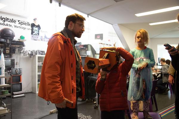 eSeL REZEPTION: Kunst & zamSpielen (4.5.2019, Q21 Electric Avenue) https://esel.at/termin/100318 | Foto: eSeL Foto: eSeL.at - Lorenz Seidler