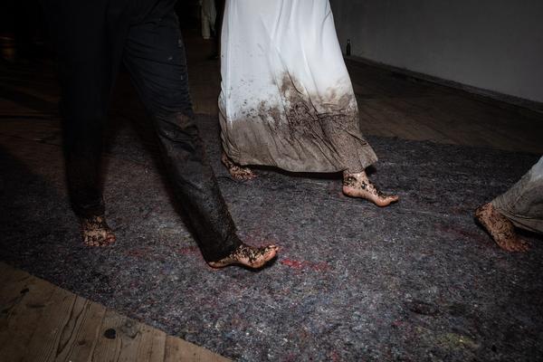 Vienna Art Week 2019: Line Up: Performance Regina Jose Galindo  „Die Feier“ (22.11.2019) https://www.viennaartweek.at/de/making-truth-line-up | Foto: eSeL Foto: eSeL.at - Lorenz Seidler