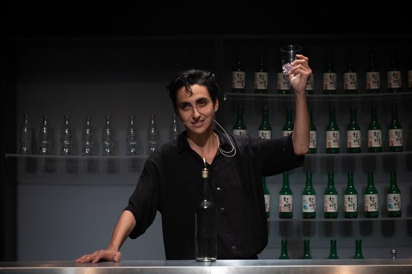 brut: Stefanie Sourial - Colonial Cocktail.
Volume 2: Spirits mit Special Guest Hyo Lee (9. - 13.5.2019, studio brut) https://esel.cc/brut_colonialcocktail2 Foto: eSeL.at - Lorenz Seidler