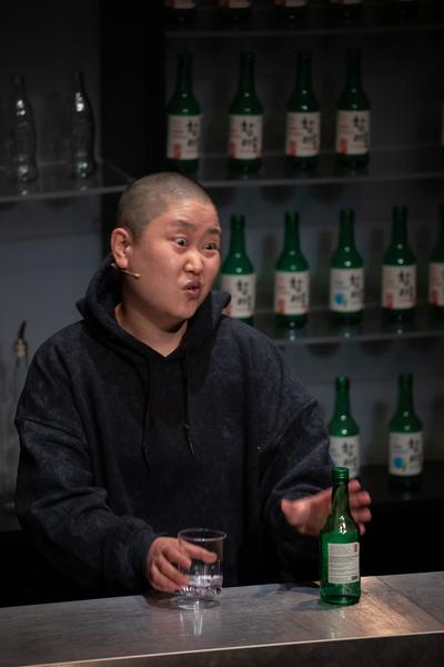 brut: Stefanie Sourial - Colonial Cocktail.
Volume 2: Spirits mit Special Guest Hyo Lee (9. - 13.5.2019, studio brut) https://esel.cc/brut_colonialcocktail2 Foto: eSeL.at - Lorenz Seidler