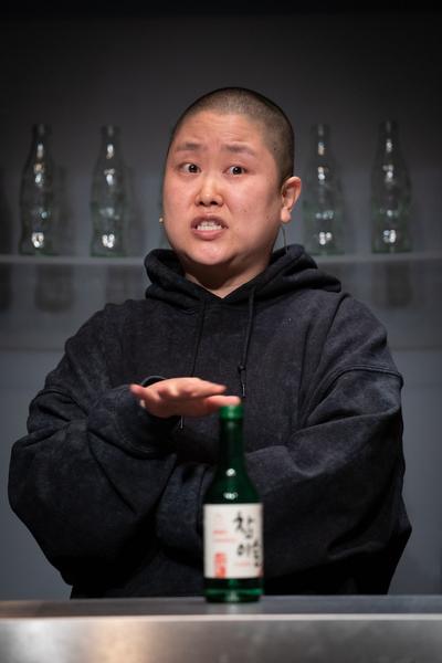 brut: Stefanie Sourial - Colonial Cocktail.
Volume 2: Spirits mit Special Guest Hyo Lee (9. - 13.5.2019, studio brut) https://esel.cc/brut_colonialcocktail2 Foto: eSeL.at - Lorenz Seidler