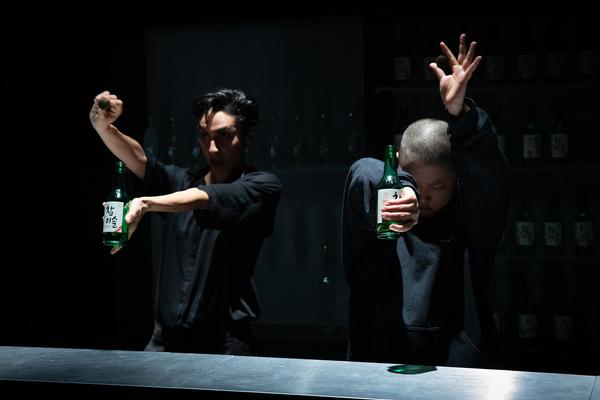 brut: Stefanie Sourial - Colonial Cocktail.
Volume 2: Spirits mit Special Guest Hyo Lee (9. - 13.5.2019, studio brut) https://esel.cc/brut_colonialcocktail2 Foto: eSeL.at - Lorenz Seidler