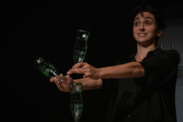 brut: Stefanie Sourial - Colonial Cocktail.
Volume 2: Spirits mit Special Guest Hyo Lee (9. - 13.5.2019, studio brut) https://esel.cc/brut_colonialcocktail2 Foto: eSeL.at - Lorenz Seidler