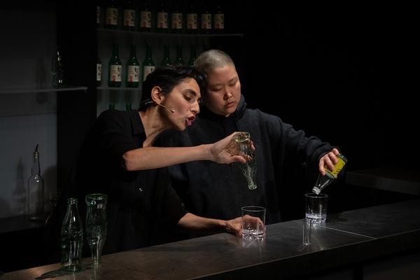 brut: Stefanie Sourial - Colonial Cocktail.
Volume 2: Spirits mit Special Guest Hyo Lee (9. - 13.5.2019, studio brut) https://esel.cc/brut_colonialcocktail2 Foto: eSeL.at - Lorenz Seidler
