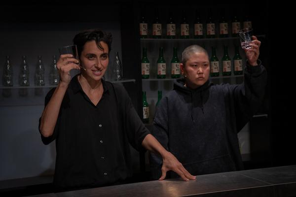 brut: Stefanie Sourial - Colonial Cocktail.
Volume 2: Spirits mit Special Guest Hyo Lee (9. - 13.5.2019, studio brut) https://esel.cc/brut_colonialcocktail2 Foto: eSeL.at - Lorenz Seidler