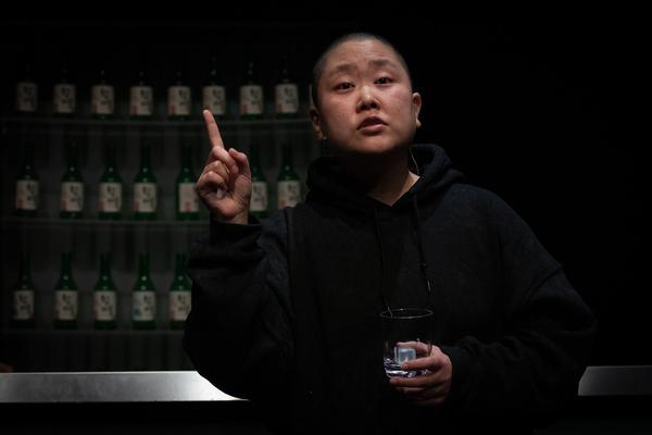 brut: Stefanie Sourial - Colonial Cocktail.
Volume 2: Spirits mit Special Guest Hyo Lee (9. - 13.5.2019, studio brut) https://esel.cc/brut_colonialcocktail2 Foto: eSeL.at - Lorenz Seidler