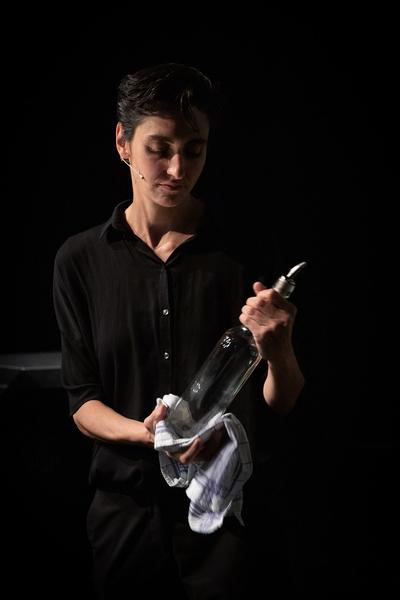 brut: Stefanie Sourial - Colonial Cocktail.
Volume 2: Spirits mit Special Guest Hyo Lee (9. - 13.5.2019, studio brut) https://esel.cc/brut_colonialcocktail2 Foto: eSeL.at - Lorenz Seidler