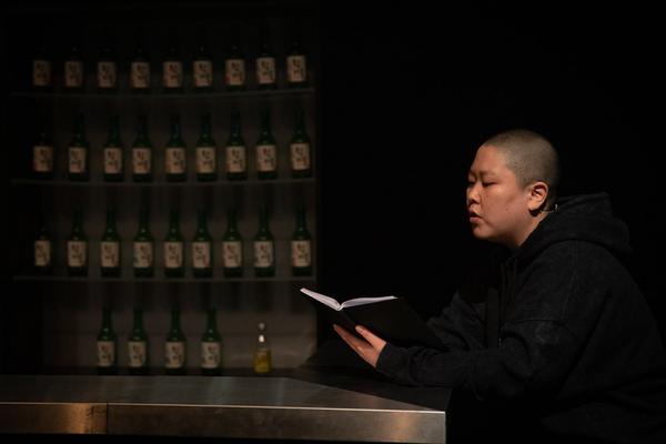 brut: Stefanie Sourial - Colonial Cocktail.Volume 2: Spirits mit Special Guest Hyo Lee (9. - 13.5.2019, studio brut) https://esel.cc/brut_colonialcocktail2 Foto: eSeL.at - Lorenz Seidler