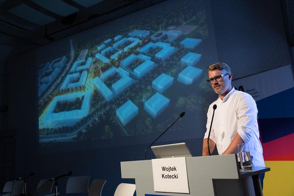 Architekturzentrum Wien: Wojtek Kotecki @ Symposium
"Serielles Bauen meets Wiener Wohnbau
Ein Symposium von Az W und IBA_Wien" (14.6.2019) https://www.azw.at/de/termin/serielles-bauen-meets-wiener-wohnbau | Foto: eSeL Foto: eSeL.at - Lorenz Seidler