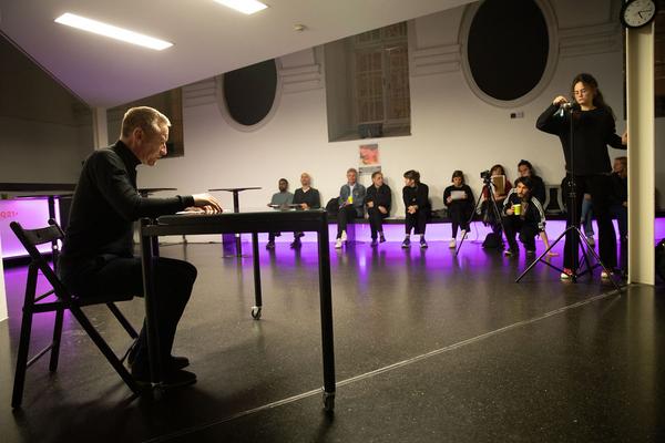 Vienna Art Week 2019: It never is! Tim Brennan - „Vienna Manoeuvre Performance“ (Q21, 19.11.2019) https://www.viennaartweek.at | http://www.openspace-zkp.org | Foto: eSeL Foto: eSeL.at - Lorenz Seidler