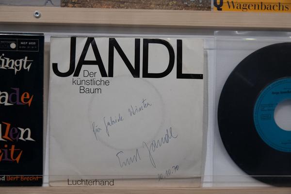 Schule für Dichtung: Vinyl Poetics (25.9.2019 - 28.2.2020) https://esel.at/termin/103047/vinyl-poetics | Foto: eSeL Foto: eSeL.at - Lorenz Seidler