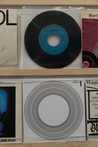 Schule für Dichtung: Vinyl Poetics (25.9.2019 - 28.2.2020) https://esel.at/termin/103047/vinyl-poetics | Foto: eSeL Foto: eSeL.at - Lorenz Seidler