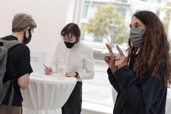 xhibit E: Preisverleihuung Birgit-Jürgenssen-Preis 2020: Jannik Franzen (17.9.2020) https://www.akbild.ac.at/Portal/universitaet/uber-uns/news/birgit-juergenssen-preis-2020-geht-an-jannik-franzen | Foto: eSeL.at - Joanna Pianka
