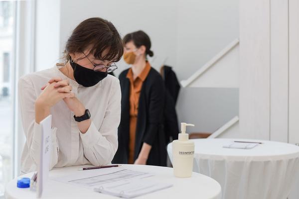 xhibit E: Preisverleihuung Birgit-Jürgenssen-Preis 2020: Jannik Franzen (17.9.2020) https://www.akbild.ac.at/Portal/universitaet/uber-uns/news/birgit-juergenssen-preis-2020-geht-an-jannik-franzen | Foto: eSeL.at - Joanna Pianka