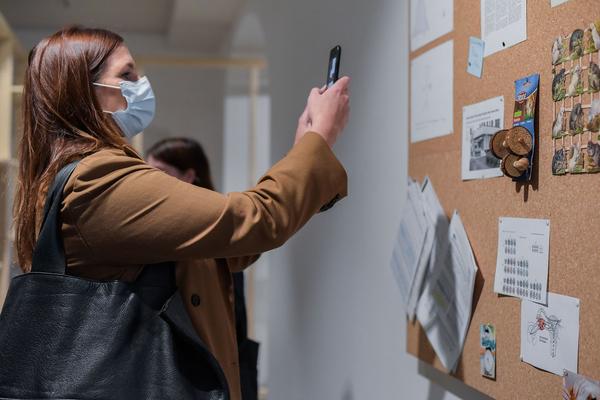 xhibit E: Preisverleihuung Birgit-Jürgenssen-Preis 2020: Jannik Franzen (17.9.2020) https://www.akbild.ac.at/Portal/universitaet/uber-uns/news/birgit-juergenssen-preis-2020-geht-an-jannik-franzen | Foto: eSeL.at - Joanna Pianka