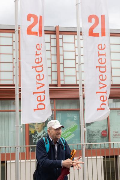 Belvedere 21: Community Outreach: Marlene Hausegger & Anita Fuchs: Spaziergangs Ruderalflora mit  Ernst Vitek. (16.7.2020)  https://esel.at/termin/106181 | Foto: eSeL Foto: eSeL.at - Lorenz Seidler