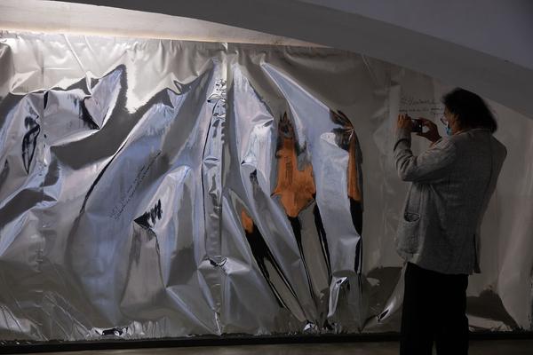 das weisse haus: "Stille Räume" - Abschlussausstellung 2019/2020 Schule Friedl Kubelka für künstlerische Photographie (8.9. - 17.10.2020, Eröffnung) https://w.dasweissehaus.at/exhibition/abschlussausstellung-stille-raeume | Foto: eSeL Foto: eSeL.at - Lorenz Seidler