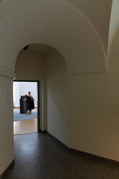 das weisse haus: "Stille Räume" - Abschlussausstellung 2019/2020 Schule Friedl Kubelka für künstlerische Photographie (8.9. - 17.10.2020, Eröffnung) https://w.dasweissehaus.at/exhibition/abschlussausstellung-stille-raeume | Foto: eSeL Foto: eSeL.at - Lorenz Seidler