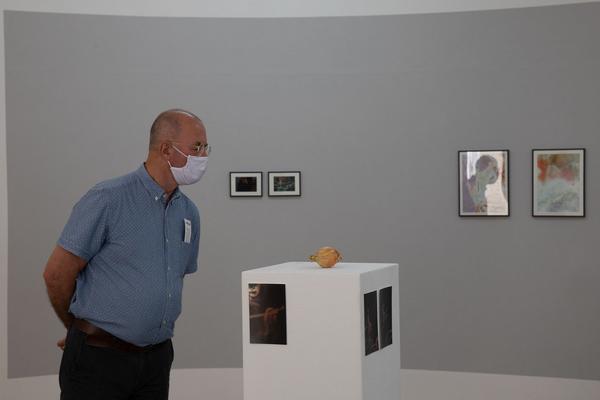 das weisse haus: "Stille Räume" - Abschlussausstellung 2019/2020 Schule Friedl Kubelka für künstlerische Photographie (8.9. - 17.10.2020, Eröffnung) https://w.dasweissehaus.at/exhibition/abschlussausstellung-stille-raeume | Foto: eSeL Foto: eSeL.at - Lorenz Seidler