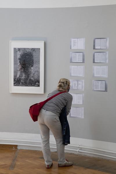 das weisse haus: "Stille Räume" - Abschlussausstellung 2019/2020 Schule Friedl Kubelka für künstlerische Photographie (8.9. - 17.10.2020, Eröffnung) https://w.dasweissehaus.at/exhibition/abschlussausstellung-stille-raeume | Foto: eSeL Foto: eSeL.at - Lorenz Seidler