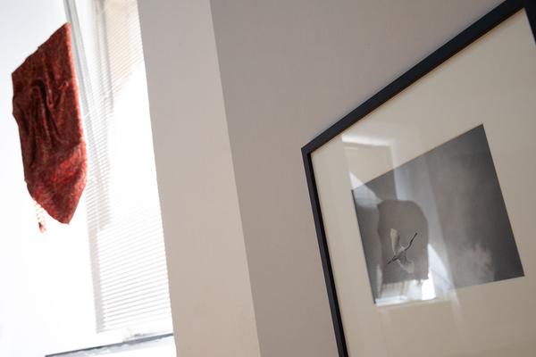 das weisse haus: "Stille Räume" - Abschlussausstellung 2019/2020 Schule Friedl Kubelka für künstlerische Photographie (8.9. - 17.10.2020, Eröffnung) https://w.dasweissehaus.at/exhibition/abschlussausstellung-stille-raeume | Foto: eSeL Foto: eSeL.at - Lorenz Seidler