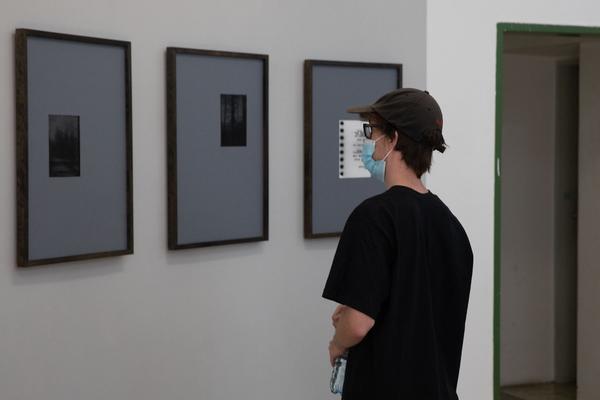 das weisse haus: "Stille Räume" - Abschlussausstellung 2019/2020 Schule Friedl Kubelka für künstlerische Photographie (8.9. - 17.10.2020, Eröffnung) https://w.dasweissehaus.at/exhibition/abschlussausstellung-stille-raeume | Foto: eSeL Foto: eSeL.at - Lorenz Seidler