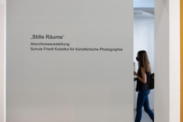 das weisse haus: "Stille Räume" - Abschlussausstellung 2019/2020 Schule Friedl Kubelka für künstlerische Photographie (8.9. - 17.10.2020, Eröffnung) https://w.dasweissehaus.at/exhibition/abschlussausstellung-stille-raeume | Foto: eSeL Foto: eSeL.at - Lorenz Seidler