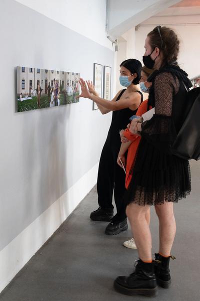 das weisse haus: "Stille Räume" - Abschlussausstellung 2019/2020 Schule Friedl Kubelka für künstlerische Photographie (8.9. - 17.10.2020, Eröffnung) https://w.dasweissehaus.at/exhibition/abschlussausstellung-stille-raeume | Foto: eSeL Foto: eSeL.at - Lorenz Seidler