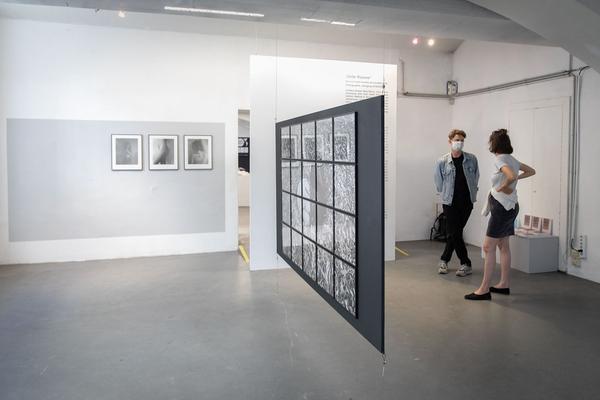 das weisse haus: "Stille Räume" - Abschlussausstellung 2019/2020 Schule Friedl Kubelka für künstlerische Photographie (8.9. - 17.10.2020, Eröffnung) https://w.dasweissehaus.at/exhibition/abschlussausstellung-stille-raeume | Foto: eSeL Foto: eSeL.at - Lorenz Seidler