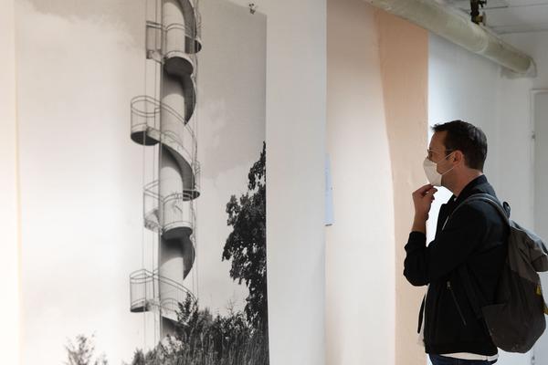 das weisse haus: "Stille Räume" - Abschlussausstellung 2019/2020 Schule Friedl Kubelka für künstlerische Photographie (8.9. - 17.10.2020, Eröffnung) https://w.dasweissehaus.at/exhibition/abschlussausstellung-stille-raeume | Foto: eSeL Foto: eSeL.at - Lorenz Seidler