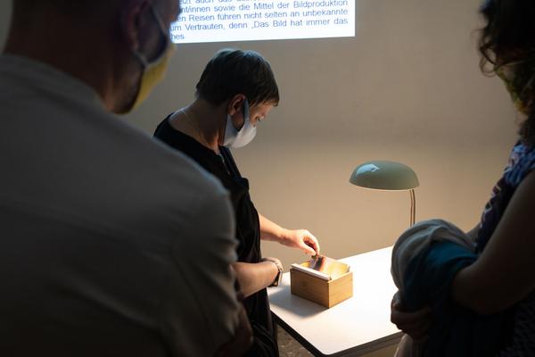 das weisse haus: "Stille Räume" - Abschlussausstellung 2019/2020 Schule Friedl Kubelka für künstlerische Photographie (8.9. - 17.10.2020, Eröffnung) https://w.dasweissehaus.at/exhibition/abschlussausstellung-stille-raeume | Foto: eSeL Foto: eSeL.at - Lorenz Seidler