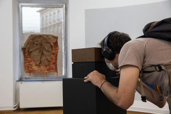 das weisse haus: "Stille Räume" - Abschlussausstellung 2019/2020 Schule Friedl Kubelka für künstlerische Photographie (8.9. - 17.10.2020, Eröffnung) https://w.dasweissehaus.at/exhibition/abschlussausstellung-stille-raeume | Foto: eSeL Foto: eSeL.at - Lorenz Seidler