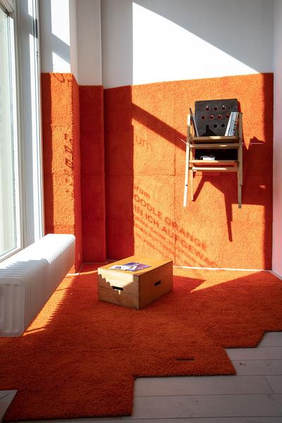 Akbild Forum:  Neueröffnung Mehrzweckraum Getreidemarkt - "poodle orange - bin ich aufgewacht" () https://www.akbild.ac.at/Portal/kunst-ausstellen/ausstellungsraum-der-akademie/akbild-forum/poodle-orange-bin-ich-aufgewacht-1| Foto: eSeL Foto: eSeL.at - Lorenz Seidler
