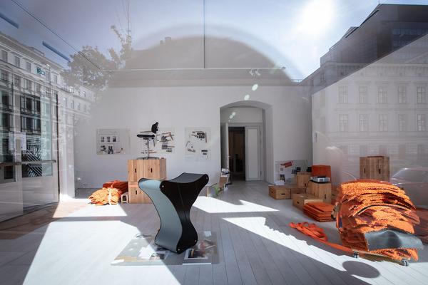 Akbild Forum:  Neueröffnung Mehrzweckraum Getreidemarkt - "poodle orange - bin ich aufgewacht" () https://www.akbild.ac.at/Portal/kunst-ausstellen/ausstellungsraum-der-akademie/akbild-forum/poodle-orange-bin-ich-aufgewacht-1| Foto: eSeL Foto: eSeL.at - Lorenz Seidler