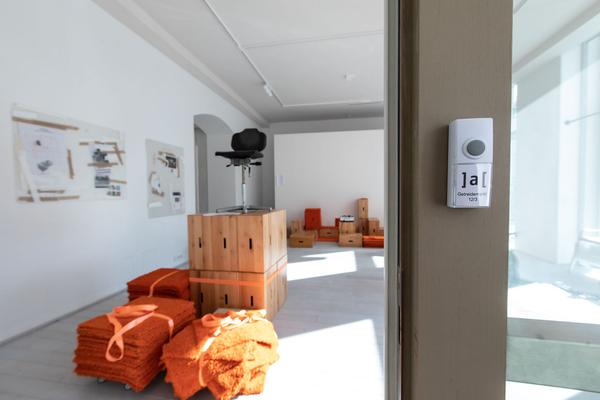Akbild Forum:  Neueröffnung Mehrzweckraum Getreidemarkt - "poodle orange - bin ich aufgewacht" () https://www.akbild.ac.at/Portal/kunst-ausstellen/ausstellungsraum-der-akademie/akbild-forum/poodle-orange-bin-ich-aufgewacht-1| Foto: eSeL Foto: eSeL.at - Lorenz Seidler