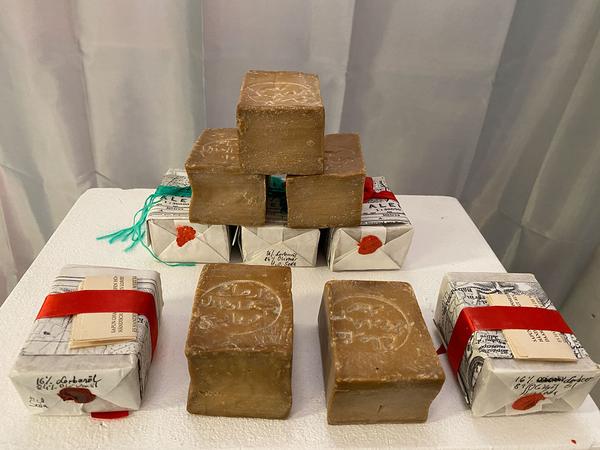 eSeL REZEPTION: Shop für Brauchbare Kunst - #1: Seifen und Gesichtsmasken von Künstlerinnenhand (MQ Q21 Schauräume, seit 15.4.2020) https://esel.at/termin/105343 | Foto: eSeL