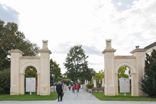 Kunst im öffentlichen Raum Niederösterreich: Flaka Haliti: Manufactured for the purpose of fainting (after screaming) (Schloßpark Grafenegg, 10.10.2020) https://esel.at/termin/106976/flaka-haliti-manufactured-for-the-purpose-of-fainting-after-screaming | Foto: Joanna Pianka Foto: eSeL.at - Joanna Pianka