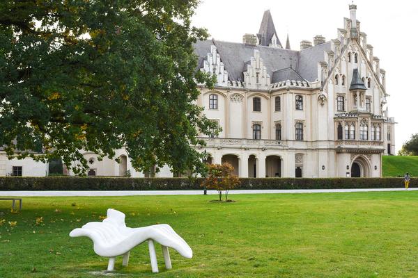 Kunst im öffentlichen Raum Niederösterreich: Flaka Haliti: Manufactured for the purpose of fainting (after screaming) (Schloßpark Grafenegg, 10.10.2020) https://esel.at/termin/106976/flaka-haliti-manufactured-for-the-purpose-of-fainting-after-screaming | Foto: Joanna Pianka Foto: eSeL.at - Joanna Pianka