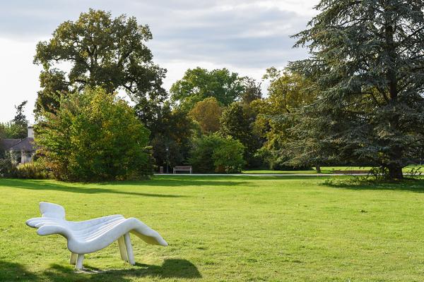 Kunst im öffentlichen Raum Niederösterreich: Flaka Haliti: Manufactured for the purpose of fainting (after screaming) (Schloßpark Grafenegg, 10.10.2020) https://esel.at/termin/106976/flaka-haliti-manufactured-for-the-purpose-of-fainting-after-screaming | Foto: Joanna Pianka Foto: eSeL.at - Joanna Pianka