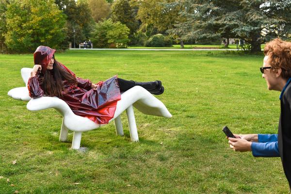 Kunst im öffentlichen Raum Niederösterreich: Flaka Haliti: Manufactured for the purpose of fainting (after screaming) (Schloßpark Grafenegg, 10.10.2020) https://esel.at/termin/106976/flaka-haliti-manufactured-for-the-purpose-of-fainting-after-screaming | Foto: Joanna Pianka Foto: eSeL.at - Joanna Pianka
