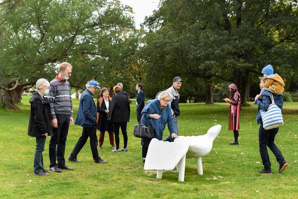 Kunst im öffentlichen Raum Niederösterreich: Flaka Haliti: Manufactured for the purpose of fainting (after screaming) (Schloßpark Grafenegg, 10.10.2020) https://esel.at/termin/106976/flaka-haliti-manufactured-for-the-purpose-of-fainting-after-screaming | Foto: Joanna Pianka Foto: eSeL.at - Joanna Pianka