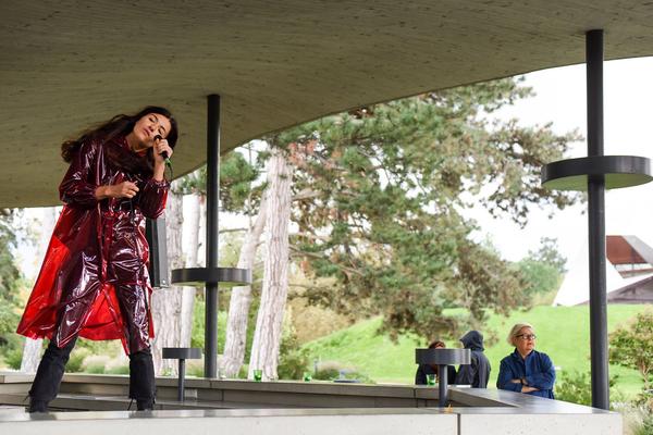 Kunst im öffentlichen Raum Niederösterreich: Flaka Haliti: Manufactured for the purpose of fainting (after screaming) (Schloßpark Grafenegg, 10.10.2020) https://esel.at/termin/106976/flaka-haliti-manufactured-for-the-purpose-of-fainting-after-screaming | Foto: Joanna Pianka Foto: eSeL.at - Joanna Pianka