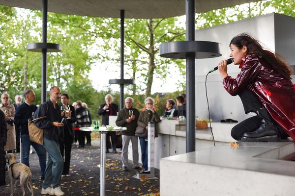 Kunst im öffentlichen Raum Niederösterreich: Flaka Haliti: Manufactured for the purpose of fainting (after screaming) (Schloßpark Grafenegg, 10.10.2020) https://esel.at/termin/106976/flaka-haliti-manufactured-for-the-purpose-of-fainting-after-screaming | Foto: Joanna Pianka Foto: eSeL.at - Joanna Pianka