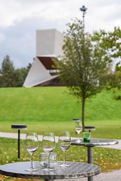 Kunst im öffentlichen Raum Niederösterreich: Flaka Haliti: Manufactured for the purpose of fainting (after screaming) (Schloßpark Grafenegg, 10.10.2020) https://esel.at/termin/106976/flaka-haliti-manufactured-for-the-purpose-of-fainting-after-screaming | Foto: Joanna Pianka Foto: eSeL.at - Joanna Pianka