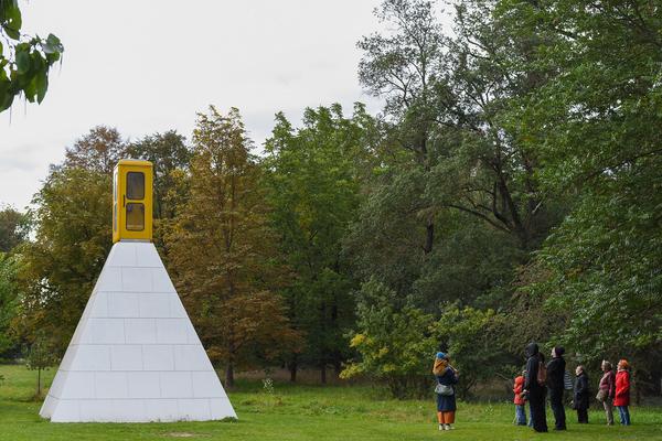 Kunst im öffentlichen Raum Niederösterreich: Flaka Haliti: Manufactured for the purpose of fainting (after screaming) (Schloßpark Grafenegg, 10.10.2020) https://esel.at/termin/106976/flaka-haliti-manufactured-for-the-purpose-of-fainting-after-screaming | Foto: Joanna Pianka Foto: eSeL.at - Joanna Pianka