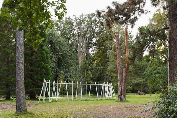 Kunst im öffentlichen Raum Niederösterreich: Flaka Haliti: Manufactured for the purpose of fainting (after screaming) (Schloßpark Grafenegg, 10.10.2020) https://esel.at/termin/106976/flaka-haliti-manufactured-for-the-purpose-of-fainting-after-screaming | Foto: Joanna Pianka Foto: eSeL.at - Joanna Pianka