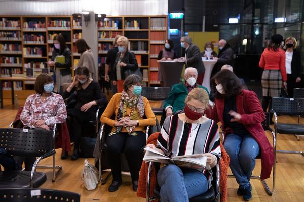 Literaturedition Niederösterreich: Buchpräsentation "Grenzenlos?"-Anthologie (NÖ Landesbibliothek St. Pölten, 28.10.2020) https://www.literaturedition-noe.at/veranstaltungen/501-28-oktober-2020-17-00-noe-landesbibliothek-st-poelten | Foto: eSeL Foto: eSeL.at - Lorenz Seidler