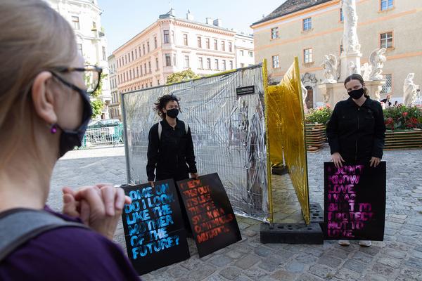 "Is this the real life? Is this just fantasy?" Temporäre Kunstprojekte im öffentlichen Raum der Josefstadt (Josefstädter Plätzefest, 18.9.2020) https://www.koer.or.at/projekte/josefstaedter-plaetzefest | Foto: eSeL Foto: eSeL.at - Lorenz Seidler
